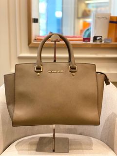 (Category: ) located in . Submitted by luxshare_preloved_ (Listing ID 1380596929, Image 1). Description: .