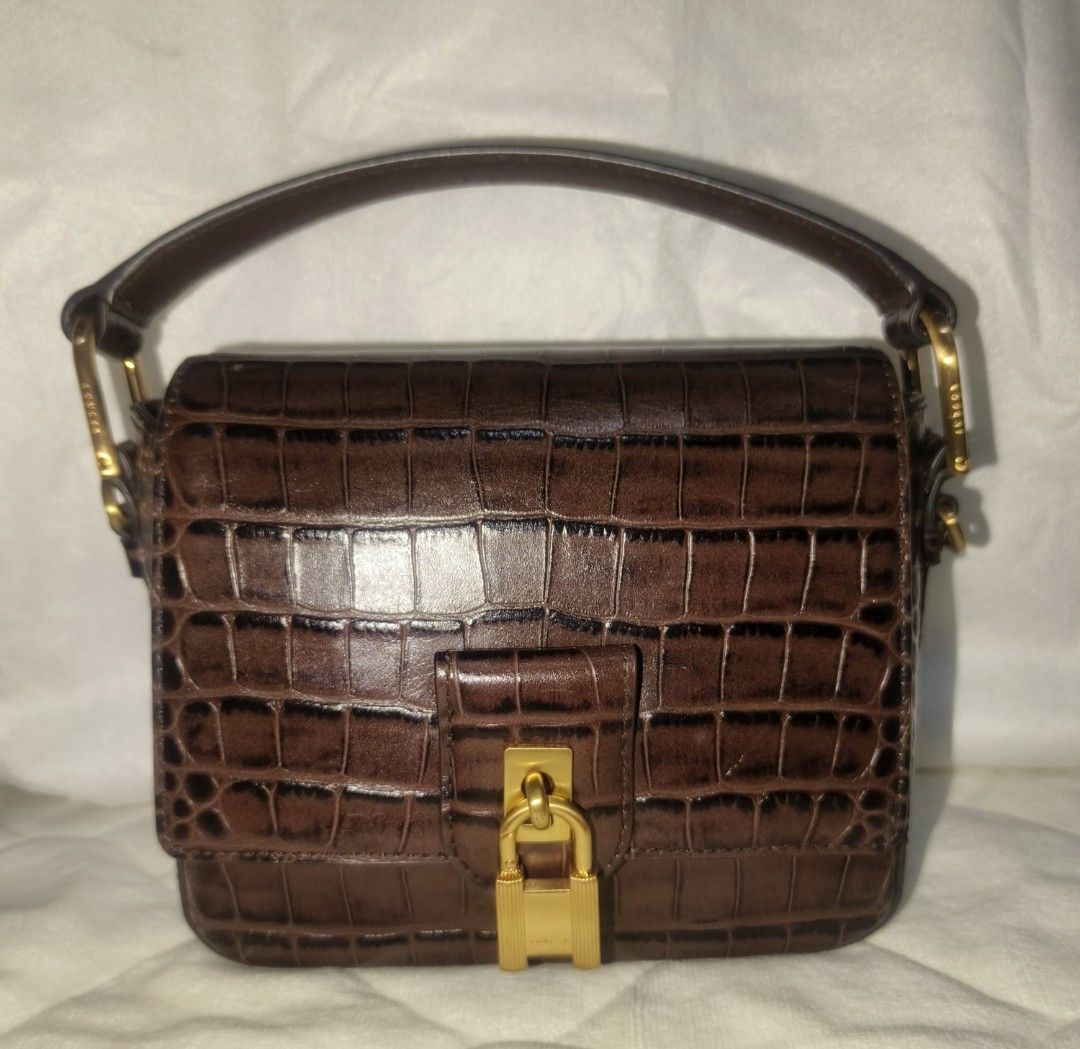 Lovcat Croc style (Category: Luxury Bags & Wallets) located in Baguio. Submitted by kriszyl (Listing ID 1380675132, Image 1). Description: BOUGHT NEW WITH DUST BAG. NA-STOCK NA SA BAG CLOSET, HENCE SELLING LOW. PLEASE SEE PHOTOS AND MESSAGE ME FOR INQUIRY..