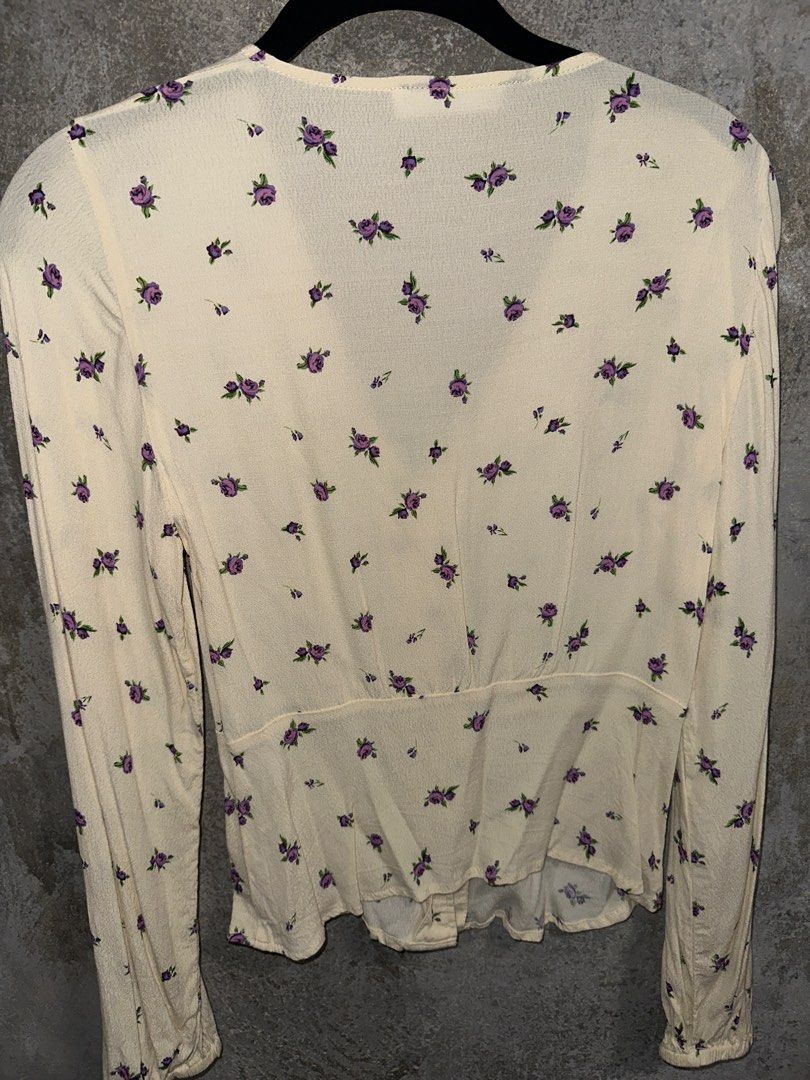 Mango Longsleeve Blouse Floral Cream (Category: Blouses) located in Mandaluyong City. Submitted by _twice.nice (Listing ID 1380636490, Image 3). Description: Fitted once, nice breathable fabric, perfect for officewear Rfs: not my style.