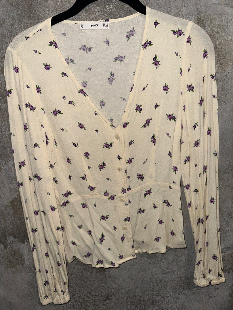 Mango Longsleeve Blouse Floral Cream (Category: Blouses) located in Mandaluyong City. Submitted by _twice.nice (Listing ID 1380636490, Image 1). Description: Fitted once, nice breathable fabric, perfect for officewear Rfs: not my style.