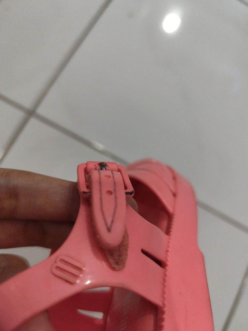 Mini melissa anak, mini melissa posession, mimel, minmel posession, sendal anak, sandal anak sz 21 (Kategori: Mainan & Baby Walker) berada di Semarang. Dikirim oleh sabai_closet (ID iklan 1380547851, Gambar 2). Deskripsi: sandal mini melissa posession sz 21, insole 12,5 cm defect tertera di foto. masih cakep buat bepergian. no box.