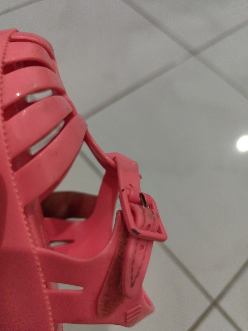 Mini melissa anak, mini melissa posession, mimel, minmel posession, sendal anak, sandal anak sz 21 (Kategori: Mainan & Baby Walker) berada di Semarang. Dikirim oleh sabai_closet (ID iklan 1380547851, Gambar 3). Deskripsi: sandal mini melissa posession sz 21, insole 12,5 cm defect tertera di foto. masih cakep buat bepergian. no box.