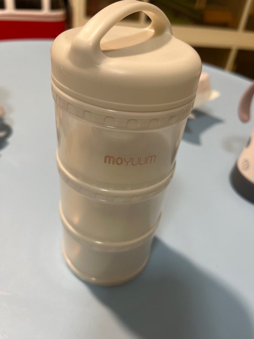 Moyuum Formula Dispenser (Category: Breastfeeding & Bottle Feeding) located in Singapore. Submitted by Mommy.MQ.Baby (Listing ID 1380630956, Image 1). Description: Moyuum formula dispenser. Perfect for storing formula or snacks on the go. Features a convenient handle for easy carrying. The dispenser is in excellent condition and ready for use..