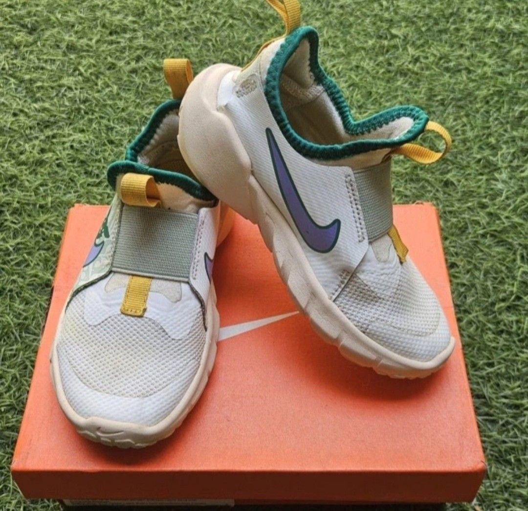 Nike Shoes (Kategori: 4 hingga 7 tahun) berada di Bandung. Dikirim oleh sparklinglove2 (ID iklan 1380649215, Gambar 1). Deskripsi: Nike original size 28.5 insole 17.5 no box no orange nyaman dipake dr pada beli yg murce keras.