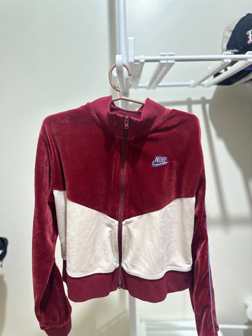 Nike Track Suit (Category: Activewear) located in Manila. Submitted by hellopanda_07 (Listing ID 1380606197, Image 1). Description: Size small on tag but best fit to medium. - velvet material kaya super soft! Straight from storage room. Not yet wash Lalamove only!! Shoulder by the buyer. Location: Marikina.