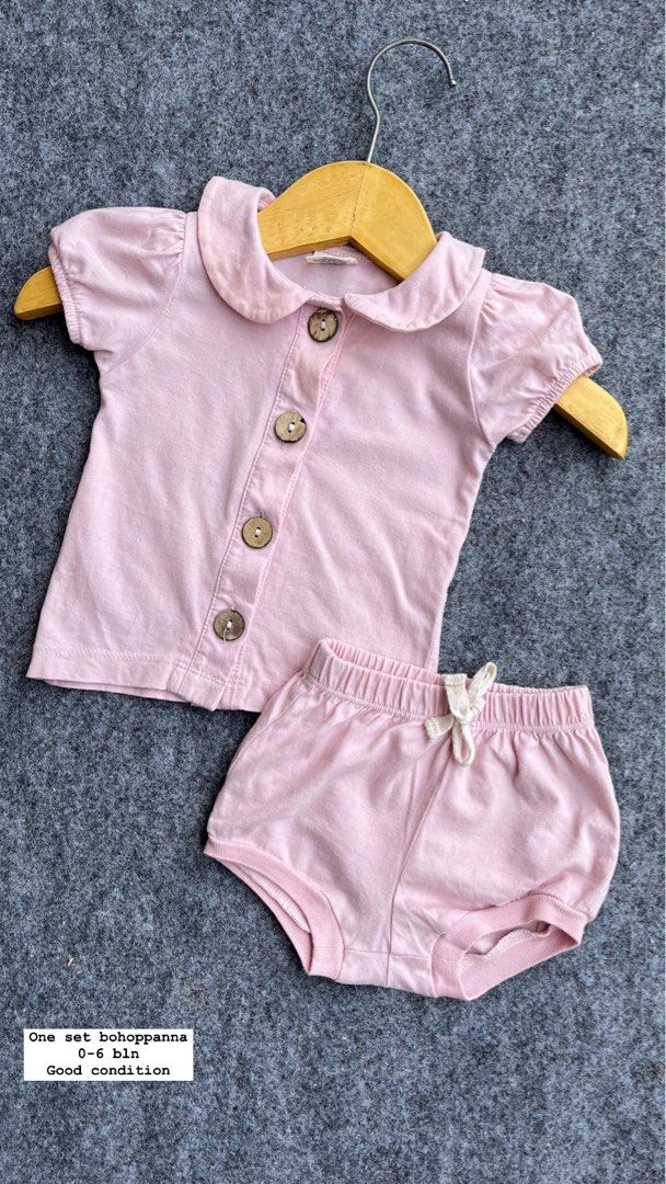 One set bohopanna 0-6 bln good condition (Kategori: Baju Bayi) berada di Tanjungbalai. Dikirim oleh haypreloved.id (ID iklan 1380635442, Gambar 2). Deskripsi: Bisa kirim lewat oren+adm 10% yaa Masih bagus bangett.
