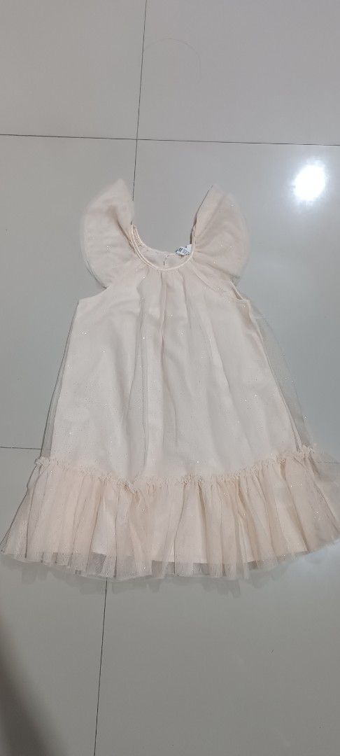 Peach glittery HnM dress 5-6y (Kategori: 4 hingga 7 tahun) berada di Surabaya. Dikirim oleh gvk_stuff25 (ID iklan 1380641855, Gambar 1). Deskripsi: brand HnM size 5-6y lingkar dada maks 66cm panjang 61cm tidak pernah dipakai hanya dicuci saja.