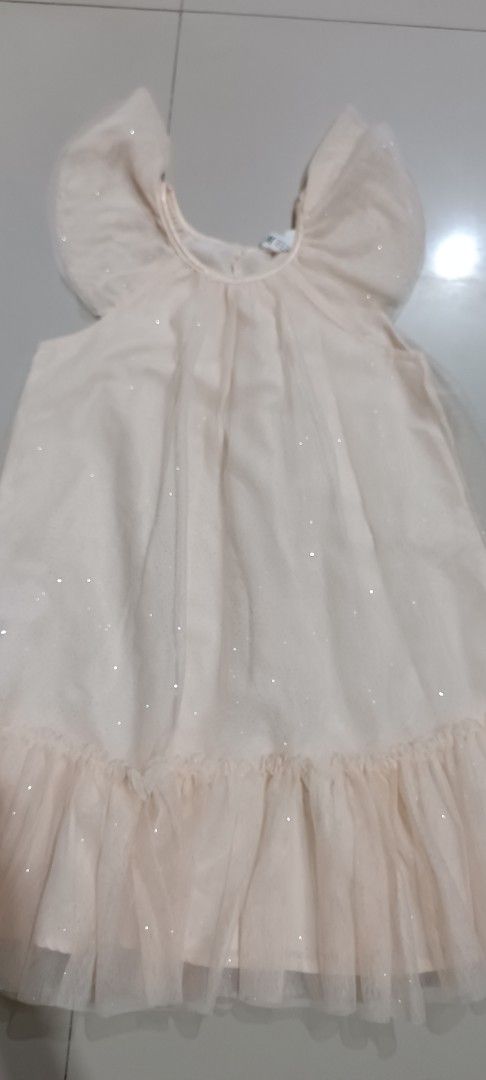 Peach glittery HnM dress 5-6y (Kategori: 4 hingga 7 tahun) berada di Surabaya. Dikirim oleh gvk_stuff25 (ID iklan 1380641855, Gambar 2). Deskripsi: brand HnM size 5-6y lingkar dada maks 66cm panjang 61cm tidak pernah dipakai hanya dicuci saja.