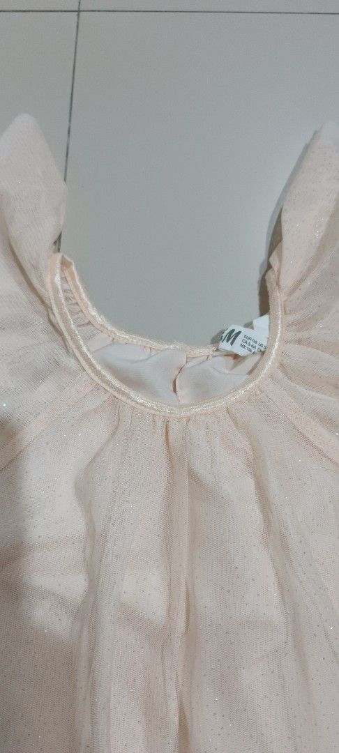 Peach glittery HnM dress 5-6y (Kategori: 4 hingga 7 tahun) berada di Surabaya. Dikirim oleh gvk_stuff25 (ID iklan 1380641855, Gambar 3). Deskripsi: brand HnM size 5-6y lingkar dada maks 66cm panjang 61cm tidak pernah dipakai hanya dicuci saja.