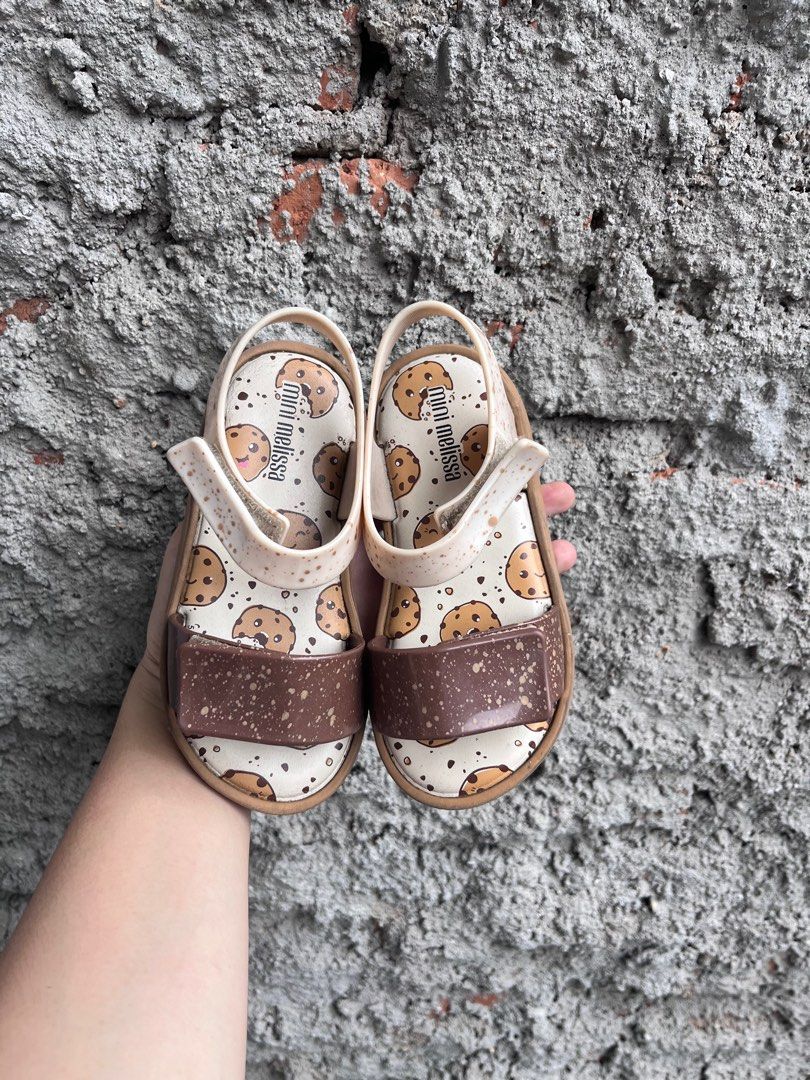 preloved sanda mini melissa jump cake beige/brown size 27 (Kategori: 4 hingga 7 tahun) berada di Jakarta Pusat. Dikirim oleh nandawidiaaa (ID iklan 1380526139, Gambar 1). Deskripsi: preloved 100% ori mini melissa beli di store saat tidak sale kondisi seperti di foto.