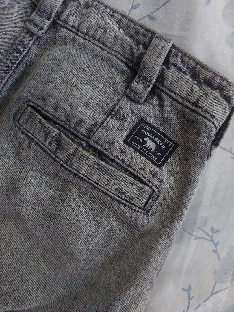 Pull&Bear Grey Acid Washed Jeans (Category: Jeans) located in Manila. Submitted by minsuk69459 (Listing ID 1380549423, Image 3). Description: .