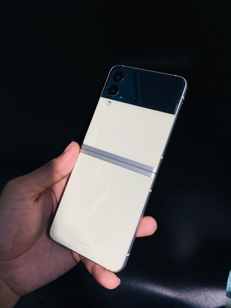 Samsung Flip 3 (Category: Samsung) located in Quezon City. Submitted by mubrogadgets (Listing ID 1380626889, Image 2). Description: NEW UNIT MGA KA-MUBRO😍😍 ➡️GALAXY Z FLIP 3 ➡️FOR ONLY 10,490 ➡️SMOOTH NA SMOOTH ➡️GOOD FOR GAMING ➡️HIGH QUALITY CAMERA ➡️NO ISSUE 📌256GB/8GB RAM 100% legit mga kamubro 🔥Inclusion: Replacement Charger 🔥unli check ✅DIRECT 2ND HAND SUPPLIER. ✅Wholesale/Reseller Price ✅️MEET Up ✅Store Pick Up & Store Rider delivery 