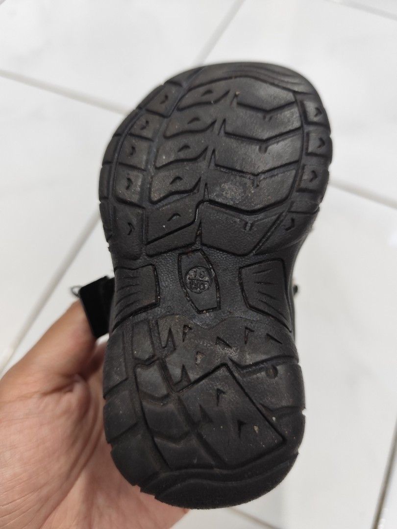 Sandal anak, sendal anak (Kategori: Mainan & Baby Walker) berada di Semarang. Dikirim oleh sabai_closet (ID iklan 1380548873, Gambar 3). Deskripsi: sandal anak merk fashion insole 12,5. masih bisa buat sehari2 ya mom.