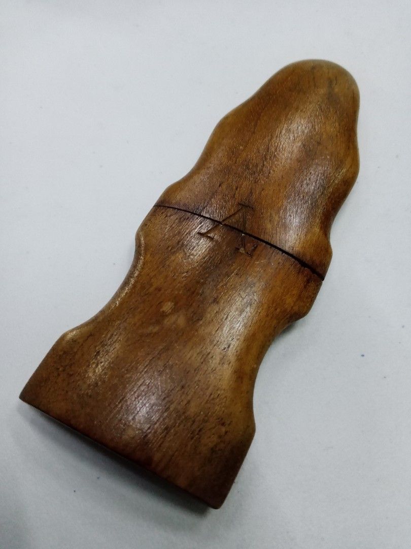 Sejenis keris/jimatan...konon semar,besi meteor .. (Kategori: Vintage & Antik - Lainnya) berada di Banyumas. Dikirim oleh untung-k (ID iklan 1380654854, Gambar 1). Deskripsi: .