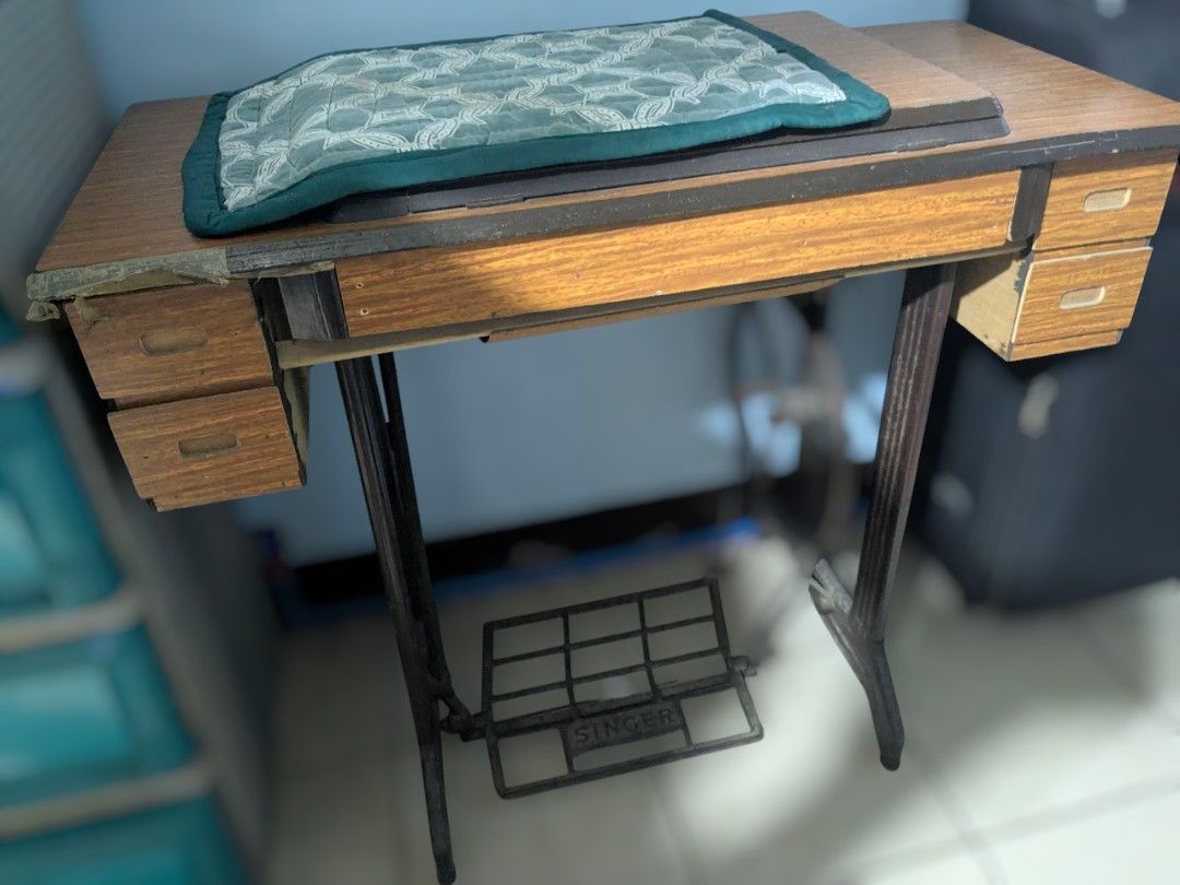 Singer Sewing Machine (Category: Everything Else Others) located in Quezon City. Submitted by amerchandiseco. (Listing ID 1380621482, Image 2). Description: Gumagana siya, may scratches lang, ung table nya okay pa namam may signs lang na nakatambak, ung wheels niya okay din gumagana, need oil lang. may wire din included to if gusto nyo motorized..
