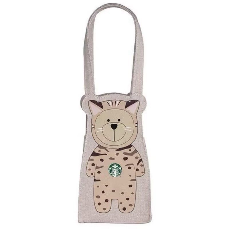 由 mimimimiwu (刊登 ID 1380641612，圖片 1) 提交，位於 新竹縣 (Hsinchu County) 的 Starbucks 萌石虎 全新 隨行杯袋 (類別：水杯、水壺)，說明：🐷夯寶商場🐷 謹慎下單，售出後不退換貨唷！ *材質:帆布 *產地:中國 *注意事項 承重上限:800公克以下 請勿超過本商品承重上限，避免損壞或發生危險。 本商品沒有固定飲品杯的功能，不排除會發生飲料外漏與 傾倒的狀況，請務必小心使用。 適用星巴克中杯、大杯與特大杯之冰熱飲，請保持平衡請 勿甩動，避免危險。 不適用240cc小杯與重量杯飲料。 本商品因裁切工藝限制，邊線上會有些微毛邊，出廠前已 盡量排除，但不影響商品品質，屬正常。。