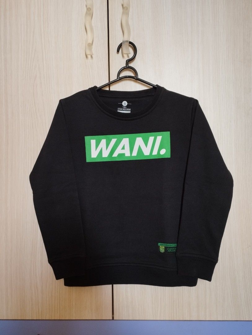 Sweater (Kategori: 8 hingga 12 tahun) berada di Surabaya. Dikirim oleh myfave_collection (ID iklan 1380507911, Gambar 1). Deskripsi: sweater hitam anak cowok lingkar dada 76cm, pjg 55cm persebaya official merchandise.