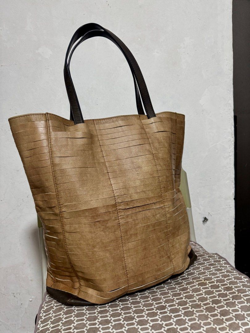 Timothy Oulton large tote bag (Category: Luxury Bags & Wallets) located in Cavite. Submitted by samanthey1124 (Listing ID 1380610051, Image 2). Description: super nice genuine leather tote bag😍 with free shipping🤎.