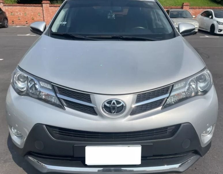 由 vivian19932004 (刊登 ID 1380577571，圖片 3) 提交，位於 新北市 (New Taipei) 的 Toyota RAV4 2014款 灰色 (類別：汽車出售)，說明：💥認證中古車歡迎你來帶回家💥 💥車輛應有盡有趕緊來搶便宜💥 ⚠️車商賣車 同行勿擾⚠️ 🔶Toyota RAV4 2014款 灰色 🔶里程:11萬 🔶燃料:汽油 🔶年份:2014 🔶排氣:2.5L 🔶變速:手自排 🔶驅動:2WD 🔶乘客數:5門5座 ⭕合格認證⭕專業鑑定⭕檢定報告 📌五大保證↘️ 無泡水、無事故、無AB接合車、里程保證、無計程車 📌五大保固↘️ 引擎、方向機、變速箱、發電機、啟動馬達 🔥🔥買好車找上游最便宜🔥🔥 🎈均有第三方權威認證🎈 🎈超優質一手清倉特價🎈 ♠️車況超美不怕你看 ♥️還可配合萊茵鑑定 ♦️里程公開透明無調表 ♣️一條龍服務包您滿意 💯只要車況與認證表不符、可退車並全額退費❣️ ✅可分期✅可貸款✅配合多家銀行 🎀