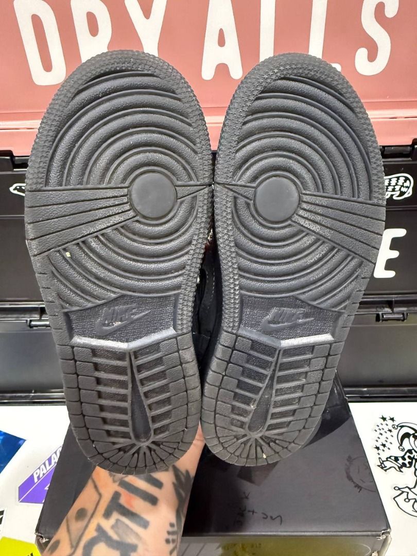由 big.size_kicks (刊登 ID 1380569960，圖片 3) 提交，位於 桃園市 (Taoyuan) 的 Travis Scott x Air Jordan 1 Low OG SP Black Phantom (PS) 13C (類別：嬰兒及兒童流行時尚)，說明：商品狀況：二手原盒 商品型號：DO5442-001 商品尺寸：現貨13C(19CM) ⚠️超過五年以上的老鞋可能會有存放痕跡、脫膠、變色、水解等情況，請能接受後再購買✨ ⚠️二手商品歡迎私訊索取細圖✨ ⚠️尺寸請自行確定正確在購買,賣場尺寸大多只有一雙,如需因尺寸不合需換貨恕不接受✨ ⚠️商品皆為正品，商品出貨皆會上防仿扣，若拆除皆不接受退換貨✨ ⚠️多平台同時販售,下標前請先詢問庫存✨ ⚠️賣場商品皆為現貨,當天下標當天出貨✨。