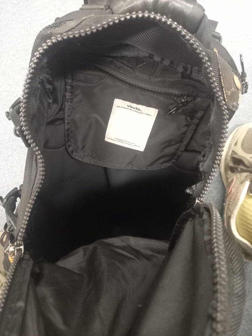 Visvim 背包 （分類：背包）位於 Hong Kong。 由 naka554 提交（商品編號 1380628454，圖片 7）。簡介： 下面皮部分冇問題 手握位皮有D殘 zip 全部冇問題，品相如圖 20L , 可面交check。