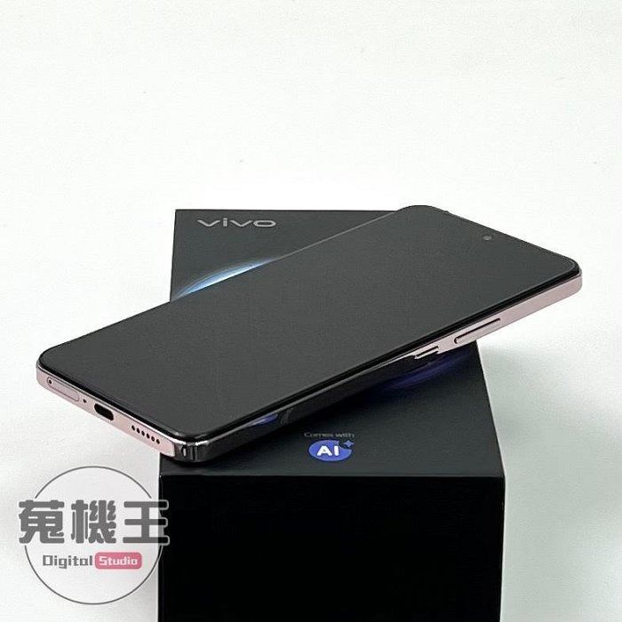 由 winson999888 (刊登 ID 1380586906，圖片 2) 提交，位於 台北市 (Taipei) 的 【蒐機王】Vivo V50 Lite 12G / 256G 金色【歡迎舊3C折抵購買】D4521-3 (類別：Vivo)，說明：【商品貨號】D4521 【名稱】Vivo V50 Lite 12G / 256G 【顏色】金色 【品相描述】外觀良好 【新舊程度】中古品 / 90%新 【保固狀態】神腦保固至2026年06月19日 【配件說明】原廠盒裝、充電線 【NCC認證碼】CCAF255G0040T1 【BSMI商檢字號】N/A 【賣場管理代碼】03 -------------------------------------- 【商品狀態分級說明】 ● 100%新 = 全新未拆封新品 ● 95%新 = 機況如新品一般 ● 90%新 = 僅些許使用小痕跡 ● 85%新 = 外觀有較明顯痕跡 ● 80%新 = 外觀較重的使用痕跡 ● 70%新 = 商品瑕疵或功能異常 -----
