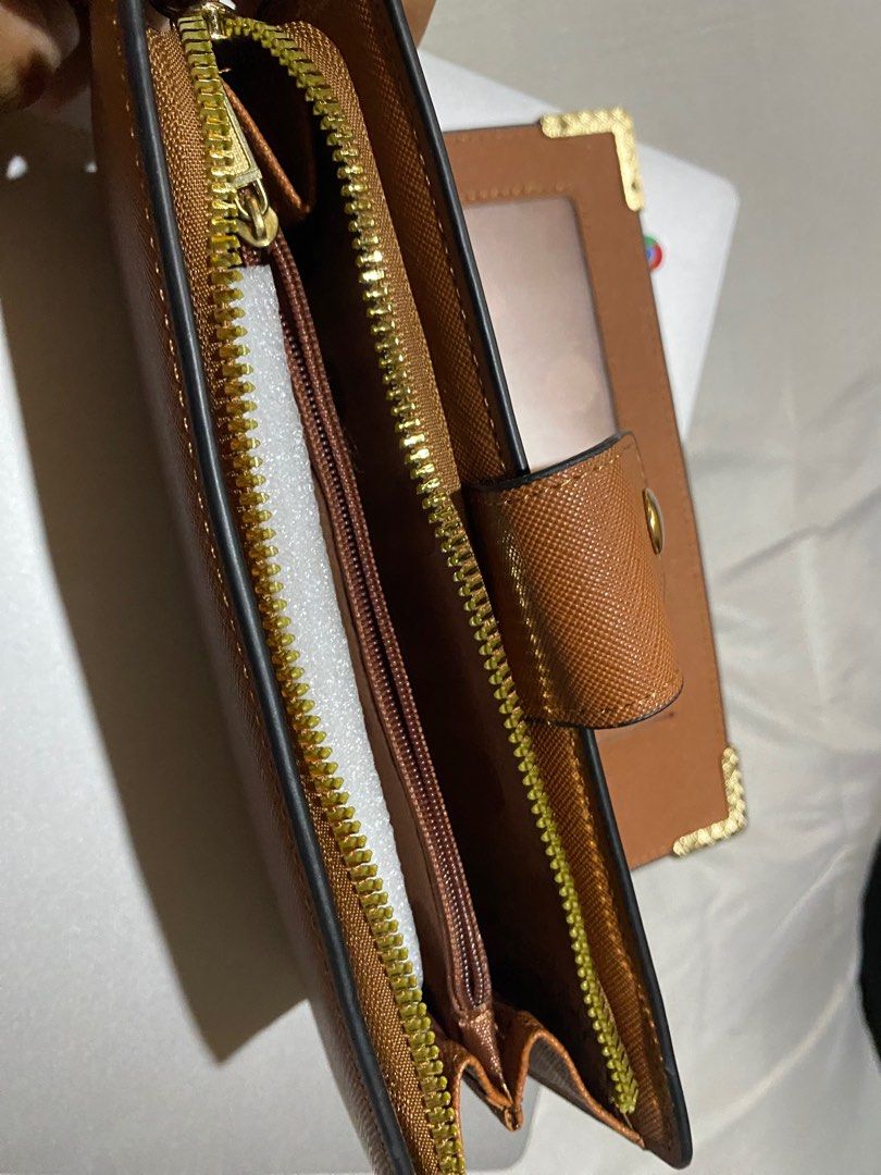Wallet (Category: Wallets & Card holders) located in Cebu City. Submitted by kent0055 (Listing ID 1380638775, Image 3). Description: .