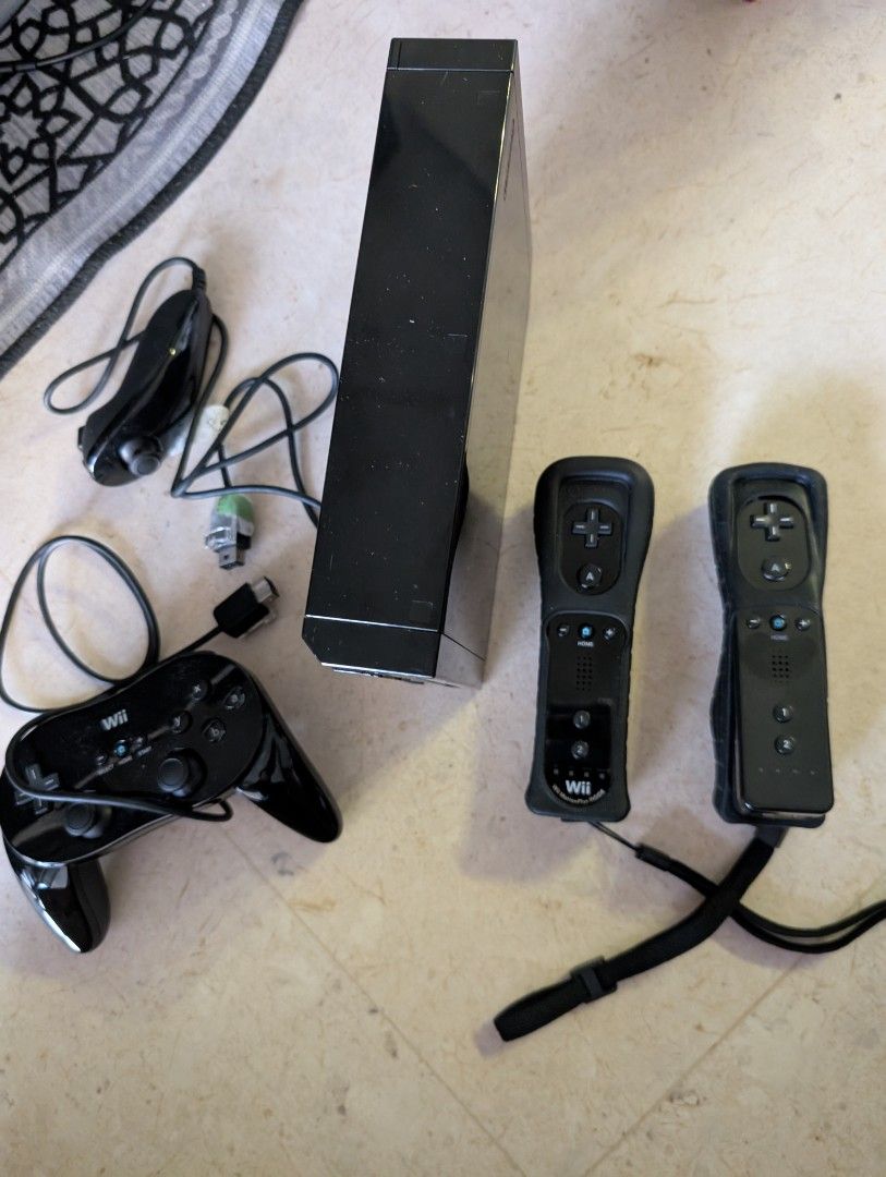 Wii console black working nunchuck wiimot controller pro controller  Wiimot motion plus controller63108087515907111
