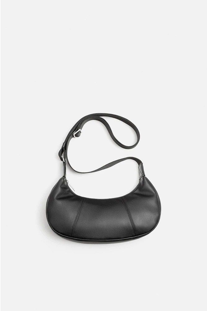 由 cheonseunng (刊登 ID 1380624258，圖片 2) 提交，位於 高雄市 (Kaohsiung) 的 ZARA OVAL CROSSBODY BAG (類別：背包)，說明：純色橢圓形斜挎包。 帶拉鍊的主隔間，內部有一個扁平的拉鍊口袋，可調節肩帶。 高x長x寬：6.3 x 12.2 x 2.4英寸（16 x 31 x 6釐米） Solid-color oval crossbody bag. Main compartment with zip closure. Interior features a flat zip pocket. Adjustable shoulder strap. Height x Length x Width: 6.3 x 12.2 x 2.4 inches (16 x 31 x 6 cm)。