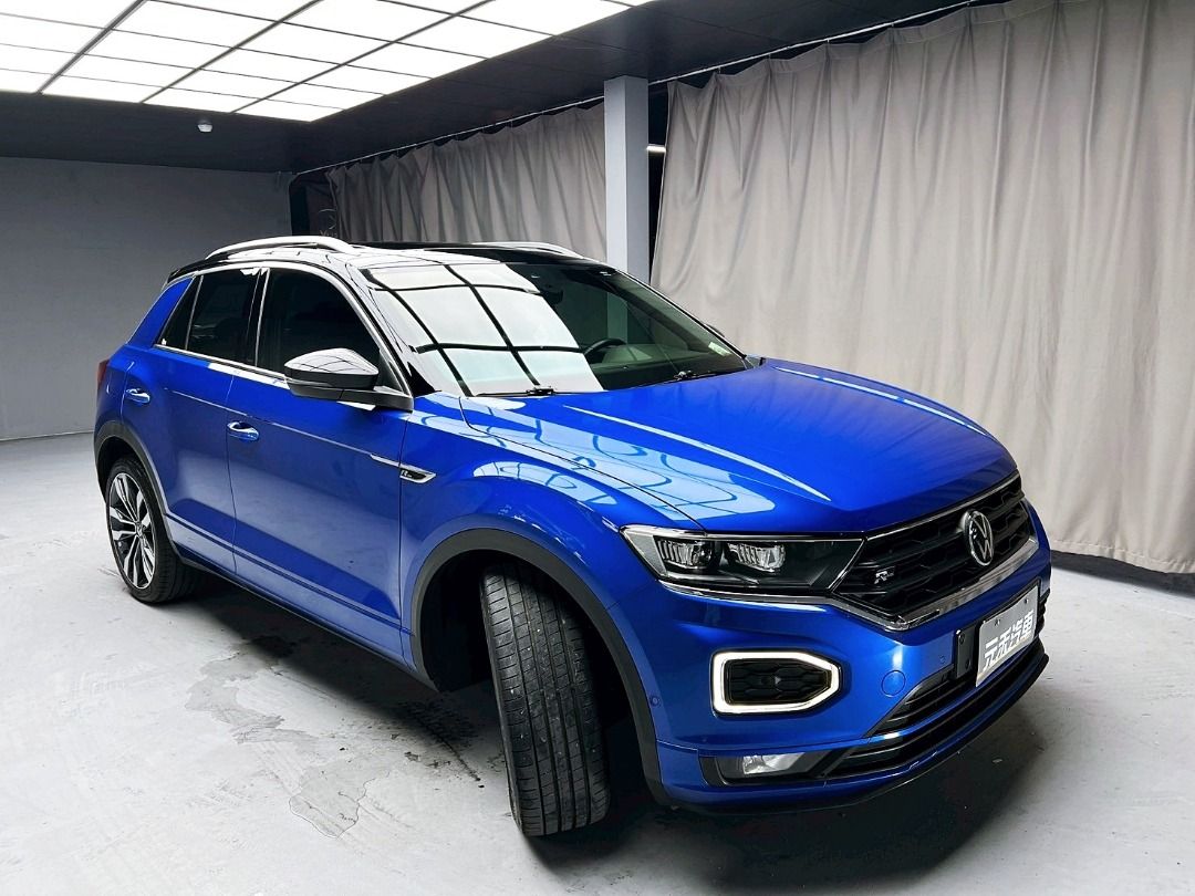 由 abc900616 (刊登 ID 1380832406，圖片 2) 提交，位於 新北市 (New Taipei) 的 2021 Volkswagen T-ROC 330TSI R-Line Performance 2.0 汽油 (類別：汽車出售)，說明：🚗2021 Volkswagen T-ROC 330TSI R-Line Performance 2.0 汽油 ⚠️來買車找阿吉 專業出擊⚠️ ✅里程保證：60000公里 ✨找阿吉甜甜價：68.8萬（新車售價132萬） ☎️24H服務：0980-528-993 記得找阿吉！（同Line） ❗️截圖來店找阿吉，讓阿吉有個服務的機會❗️ 「找阿吉全館全車系不限年份里程贈188天保固+開立足額發票」 ✨渦輪增壓/直列四缸/四輪驅動/190匹馬力、進口跨界小跑旅、ACC主動跟車/R-LINE專屬套件/全景天窗/電動尾門/CarPlay 🔥重點配備：前後霧燈、後視鏡方向指示燈、LED日行燈/頭燈/尾燈、空力套件、車頂行李架、全景天窗、方向盤