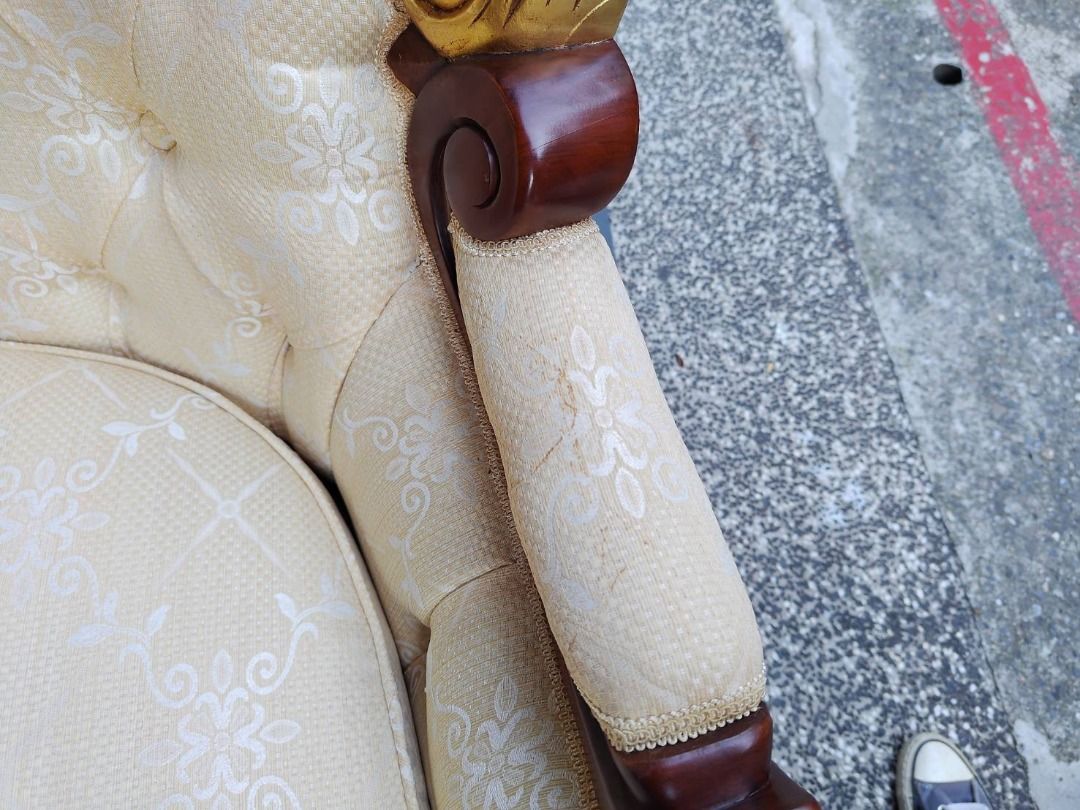 由 longfa0939621307 (刊登 ID 1380838210，圖片 3) 提交，位於 台北市 (Taipei) 的 【隆發家具行】全新！！！ 總共2張 歐風 歐式 沙發 布沙發 二人沙發 雙人沙發 二手家具 中古家具 (類別：沙發)，說明：地點在台北市中正區 可以到現場看實體之後再做決定 歡迎自取也可以幫忙運送(需要運費) 有興趣的朋友歡迎私訊詢問喔~~~ - ▍商品名稱：歐風/歐式二人/雙人沙發 ▍商品價格：$16,800/張 ▍商品狀況：全新 ▍商品尺寸：寬146深94高50公分 ▍商品數量：2張 ▍商品說明： 1.雖然是全新，從工廠直接載回來的，但就算是全新的家具，小地方難免多多少少都會有一點點痕跡，但是不影響使用，能接受再購買~ 2.其中1張面對沙發的右邊扶手處有微微使用痕跡，但是不影響使用，能接受再購買~ - ⚠️因為被放過太多鴿子，約好結果人間蒸發，避免後續有爭議，就算「價格談好、時間約好、手機互給、給地址...等」讓買家"覺得"交易有成立等對話內容皆不算交易成立
