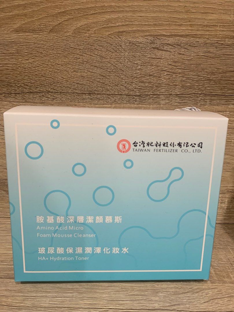 由 vera_778 (刊登 ID 1380703030，圖片 1) 提交，位於 新北市 (New Taipei) 的 台肥 胺基酸深層潔顏慕斯玻尿酸保濕潤澤化妝水 股東會紀念品 (類別：護膚、清潔產品)，說明：股東會紀念品 外盒印有公司名 內容： 胺𦸀酸深層潔顏慕斯（120ml) 玻尿酸保濕潤澤化妝水（120ml) 有效期限皆為：2028.5.2。