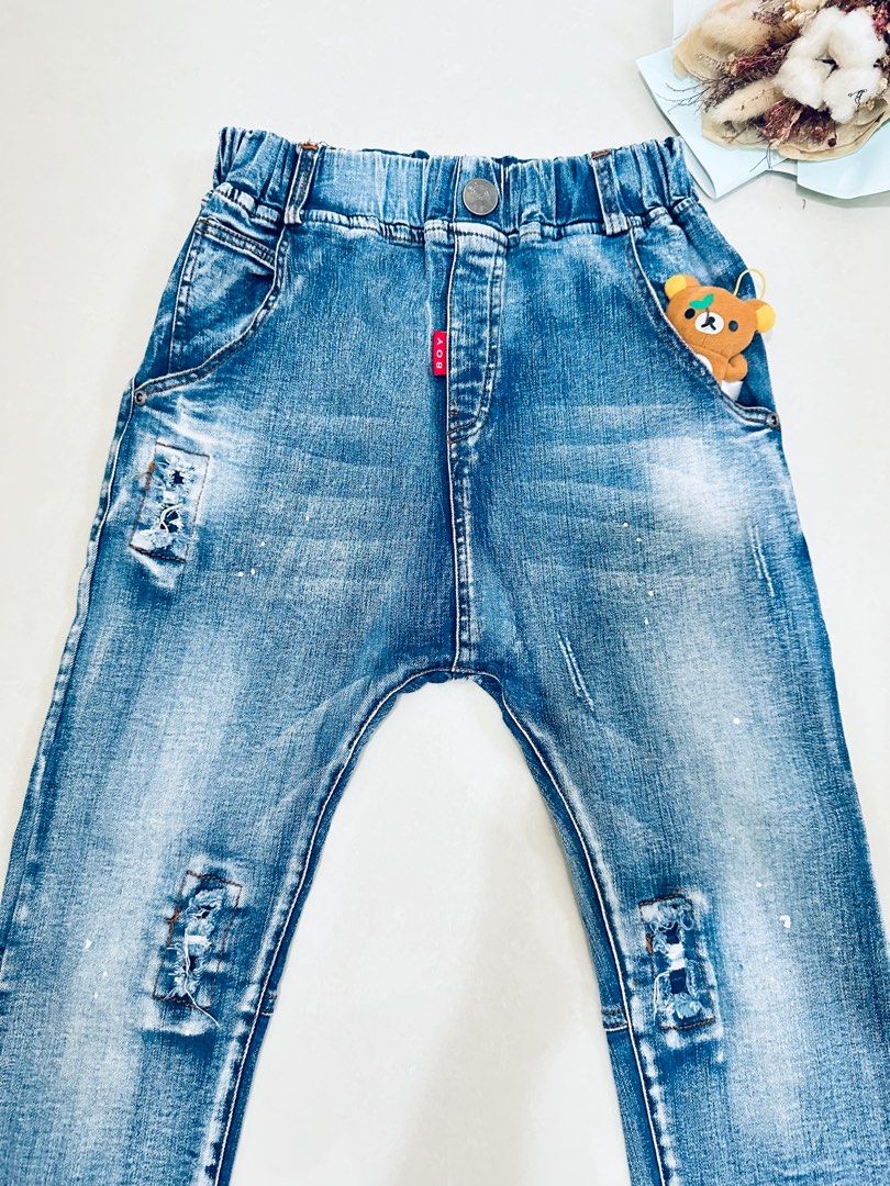 由 masarah (刊登 ID 1380757209，圖片 3) 提交，位於 台南市 (Tainan) 的 二手 八成新 男童裝 韓系 帥氣藍色 刷白 口袋 牛仔褲 長褲 鉛筆褲 丹寧褲 鬆緊腰 時尚造型 型男 (類別：嬰兒及兒童流行時尚)，說明：二手品 8成新 無明顯瑕疵 尺碼：120公分 材質：牛仔單寧 可賣。貨。便。