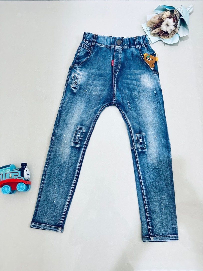 由 masarah (刊登 ID 1380757209，圖片 1) 提交，位於 台南市 (Tainan) 的 二手 八成新 男童裝 韓系 帥氣藍色 刷白 口袋 牛仔褲 長褲 鉛筆褲 丹寧褲 鬆緊腰 時尚造型 型男 (類別：嬰兒及兒童流行時尚)，說明：二手品 8成新 無明顯瑕疵 尺碼：120公分 材質：牛仔單寧 可賣。貨。便。