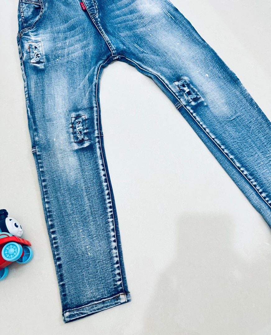 由 masarah (刊登 ID 1380757209，圖片 2) 提交，位於 台南市 (Tainan) 的 二手 八成新 男童裝 韓系 帥氣藍色 刷白 口袋 牛仔褲 長褲 鉛筆褲 丹寧褲 鬆緊腰 時尚造型 型男 (類別：嬰兒及兒童流行時尚)，說明：二手品 8成新 無明顯瑕疵 尺碼：120公分 材質：牛仔單寧 可賣。貨。便。