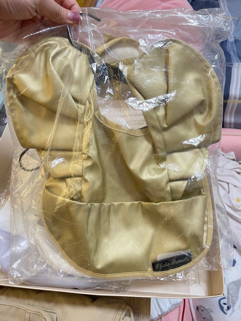 由 kaoru0197 (刊登 ID 1380763380，圖片 1) 提交，位於 新北市 (New Taipei) 的 瑞典 Elodie Details 防水口袋圍兜 金色翅膀 golden wings 防漏圍兜 副食品圍兜 baby bib (類別：學習餐具)，說明：全新未拆封 防水、快乾材質～ 含可愛小衣架～ 賣場其他商品一起帶走更優惠喔！ 下單前請先詢問有無存貨唷😊 有其他需求歡迎聊聊唷🤗。