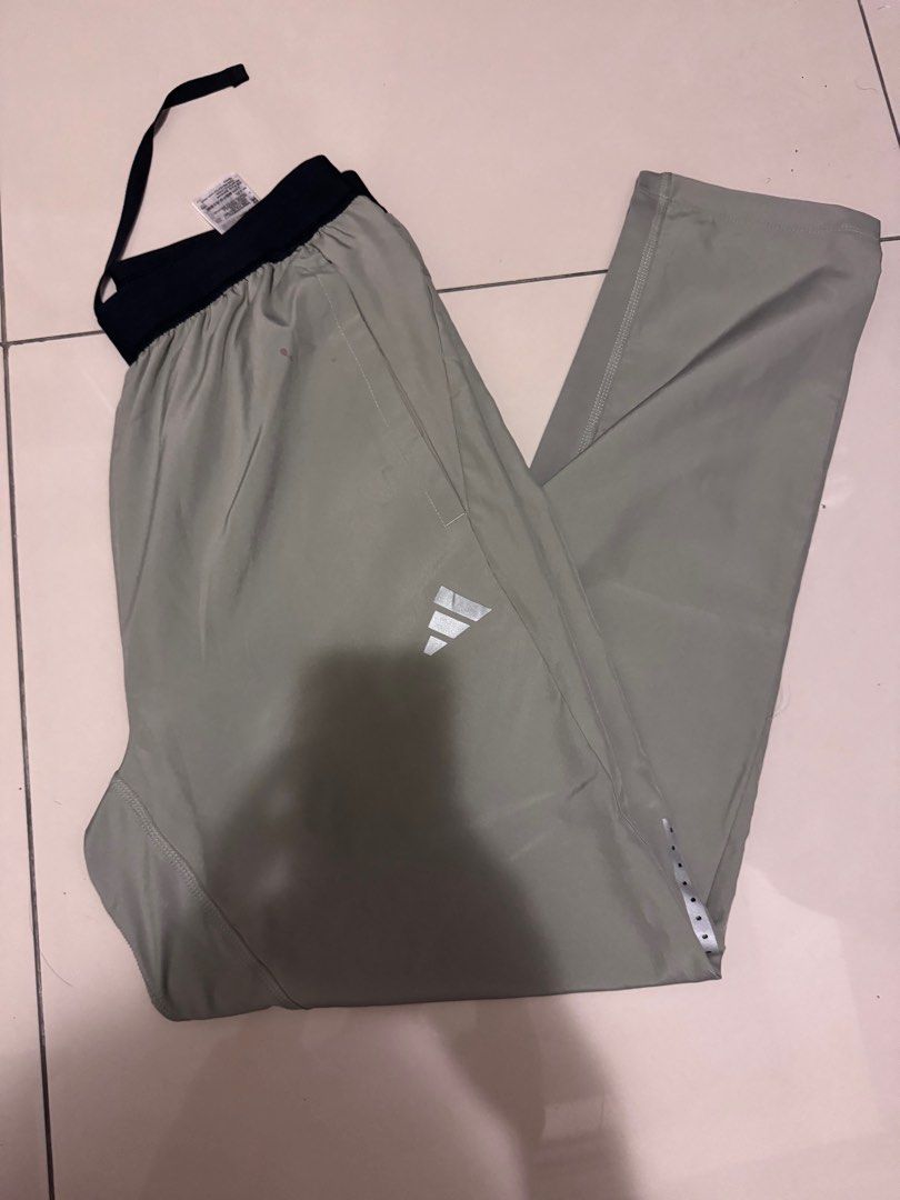 由 xu5428223297 (刊登 ID 1380861463，圖片 1) 提交，位於 台北市 (Taipei) 的 Adidas長褲 (類別：運動、休閒褲)，說明：。