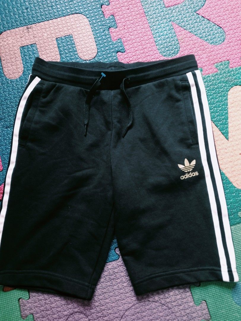 由 tt484848 (刊登 ID 1380700889，圖片 1) 提交，位於 新竹縣 (Hsinchu County) 的 Adidas 童褲 (類別：嬰兒及兒童流行時尚)，說明：詳看全圖龜毛勿下 二手不存在無痕無瑕 保留7日內能自動結單才提出。