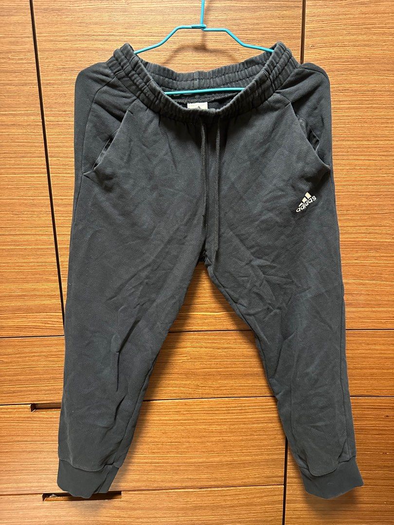 由 pen1016 (刊登 ID 1380892983，圖片 1) 提交，位於 台南市 (Tainan) 的 Adidas 刺繡logo 彈性抽繩 黑色棉質束口褲 尺寸M (類別：運動、休閒褲)，說明：。