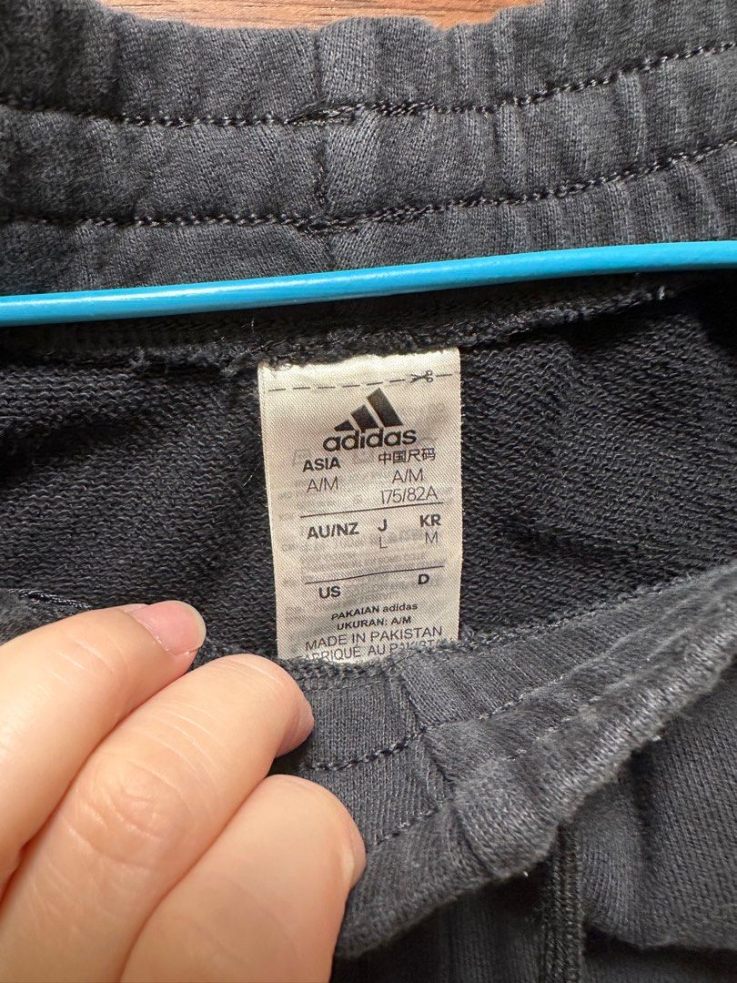 由 pen1016 (刊登 ID 1380892983，圖片 2) 提交，位於 台南市 (Tainan) 的 Adidas 刺繡logo 彈性抽繩 黑色棉質束口褲 尺寸M (類別：運動、休閒褲)，說明：。