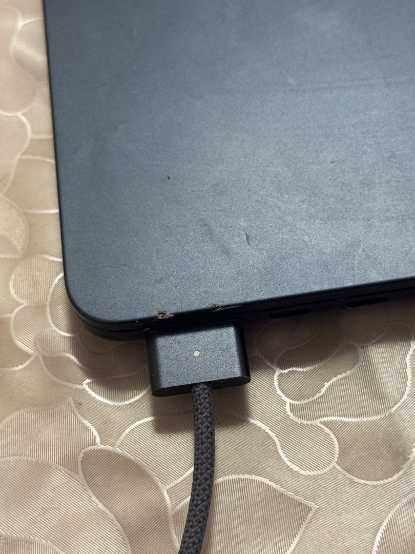 Apple MacBook Air M2 2022 Scratches on Body63168947337603111