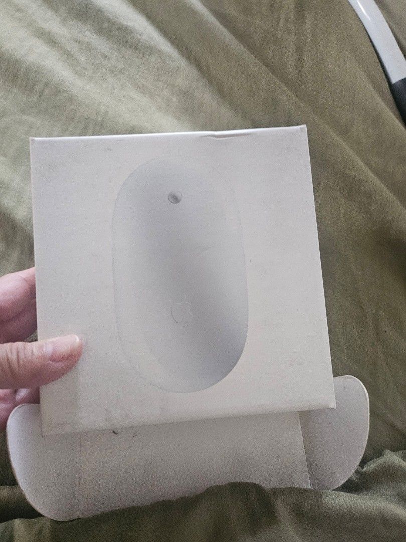 Apple mighty mouse with issue (Category: Mouse & Mousepads) located in Quezon City. Submitted by brandedthingsforless (Listing ID 1380756662, Image 2). Description: decluttering authentic with issues , sensor on the pad can't be detected all other buttons working sf to be shoulderedbybuyers.