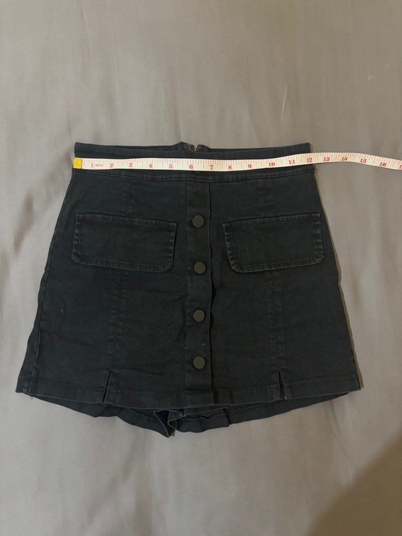 black mini skort (Category: Shorts) located in Pinamalayan. Submitted by dumpanddeclutter (Listing ID 1380869684, Image 1). Description: fake pockets nice fit.
