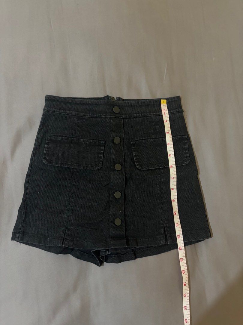 black mini skort (Category: Shorts) located in Pinamalayan. Submitted by dumpanddeclutter (Listing ID 1380869684, Image 2). Description: fake pockets nice fit.