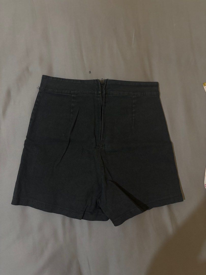 black mini skort (Category: Shorts) located in Pinamalayan. Submitted by dumpanddeclutter (Listing ID 1380869684, Image 3). Description: fake pockets nice fit.