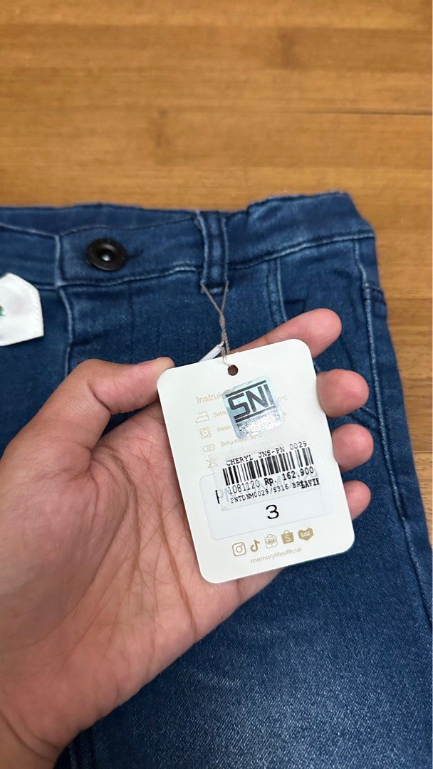 Celana jeans anak (Kategori: 1 hingga 3 tahun) berada di Bandung. Dikirim oleh wulanfebriantysacha (ID iklan 1380866117, Gambar 2). Deskripsi: .