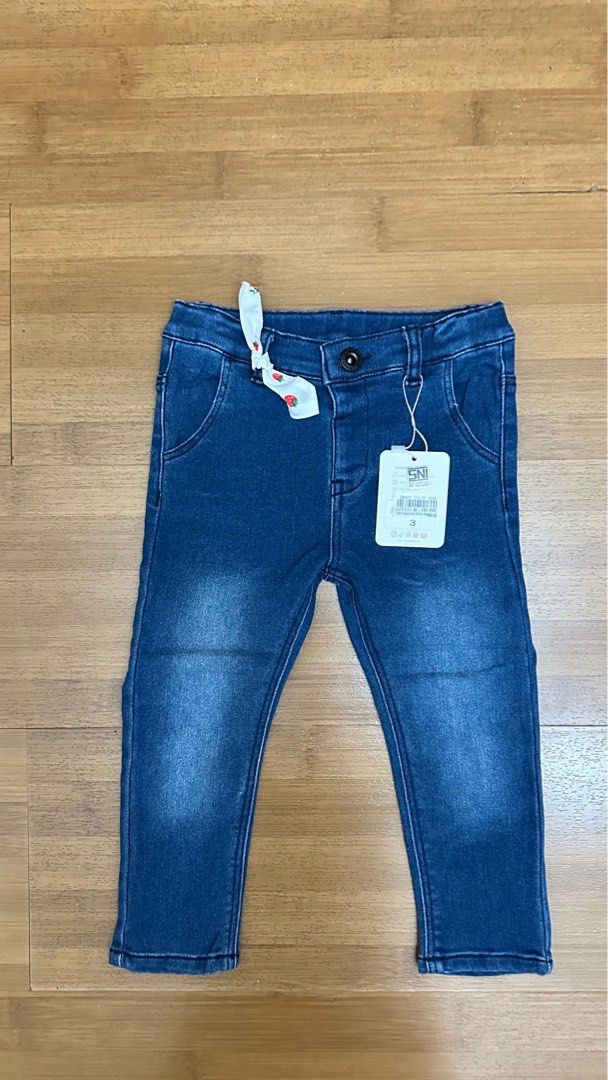 Celana jeans anak (Kategori: 1 hingga 3 tahun) berada di Bandung. Dikirim oleh wulanfebriantysacha (ID iklan 1380866117, Gambar 1). Deskripsi: .