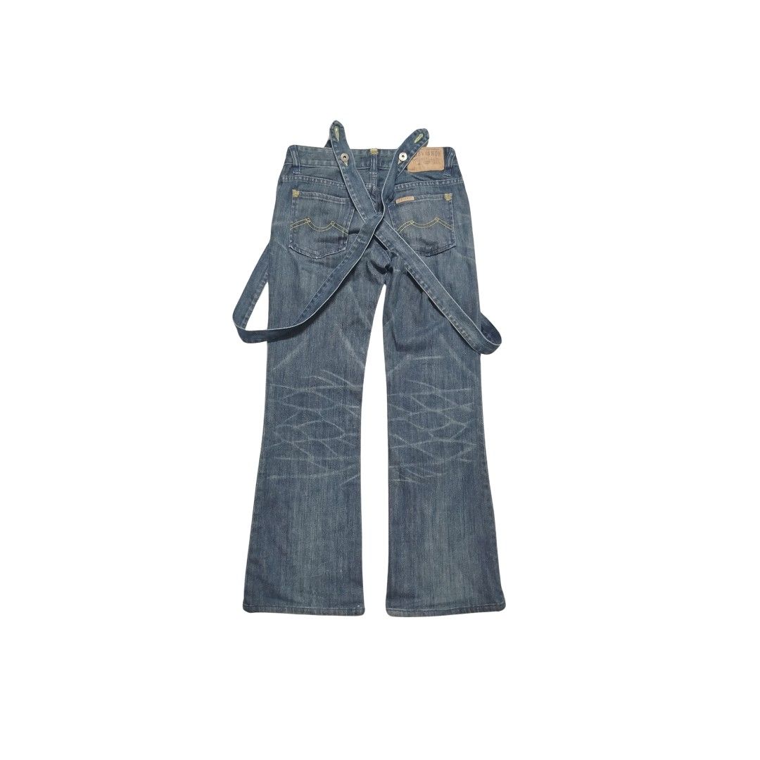 Chevignon Jeans w Suspender (Category: Jeans) located in Roxas City. Submitted by whimsnvlrz (Listing ID 1380844402, Image 2). Description: Chevignon Jeans with Suspenders Mid Rise Bootcut Zipper Fly Measurements are in Inches Waist: 28 Length: 36 Inseam: 28 Front rise: 6 Thigh: 10 Knee: 8 Leg Opening: 9 Issue: None Condition: 9/10 Price: 400 + Shipping fee Feel free to DM us if you have questions.😉.