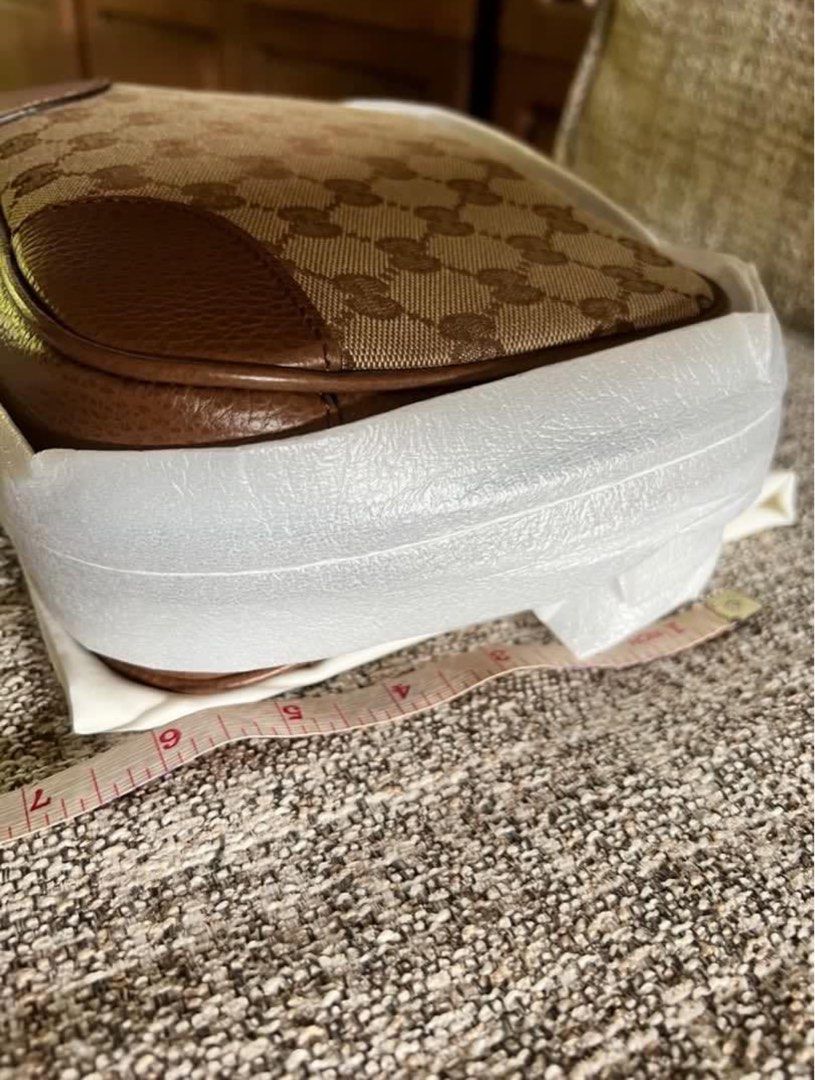 Classic GG Canvas Bree Crossbody Bag (Category: Luxury Bags & Wallets) located in Muntinlupa City. Submitted by secondemain.ph (Listing ID 1380784965, Image 3). Description: •Beige •Leather • Zip Closure •Gold hardware •9”L x 3” W x 7” H- •Handle Drop: 22” strap drop •Inclusions: Controllato cards and Gucci dust-bag Other info: Original ‘GG’ logo canvas with brown leather trim, 8 Interior credit cards slots and 2 slip pockets, Made in Italy. Boug