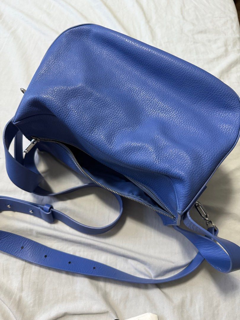 Cos leather bag with tags (Category: Luxury Bags & Wallets) located in Antipolo. Submitted by munstershupper (Listing ID 1380714988, Image 3). Description: bought at cos sm aura 2 years ago. Still as nice and good smelling as I bough it. Used twice only. 100% genuine leather.